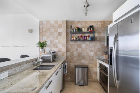 Condo in Miami, Florida, 1 bedroom  № 1945662 - photo 10