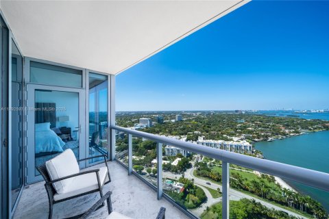 Condo in Miami, Florida, 1 bedroom  № 1945662 - photo 1