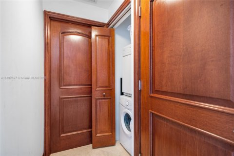 Condo in Miami, Florida, 1 bedroom  № 1945662 - photo 19