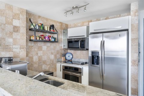 Condo in Miami, Florida, 1 bedroom  № 1945662 - photo 13