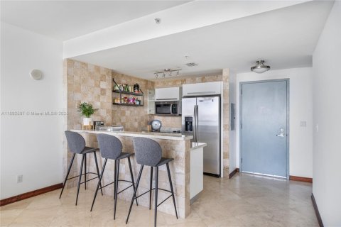 Condo in Miami, Florida, 1 bedroom  № 1945662 - photo 9