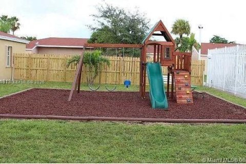 Touwnhouse à vendre à Miami, Floride: 2 chambres, 85.1 m2 № 2002336 - photo 3