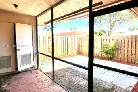 Touwnhouse à vendre à Miami, Floride: 2 chambres, 85.1 m2 № 2002336 - photo 11