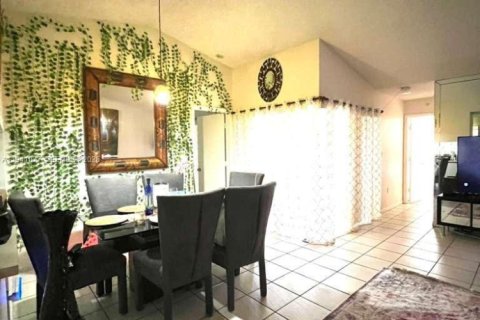 Touwnhouse à vendre à Miami, Floride: 2 chambres, 85.1 m2 № 2002336 - photo 16