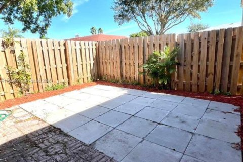 Touwnhouse à vendre à Miami, Floride: 2 chambres, 85.1 m2 № 2002336 - photo 10