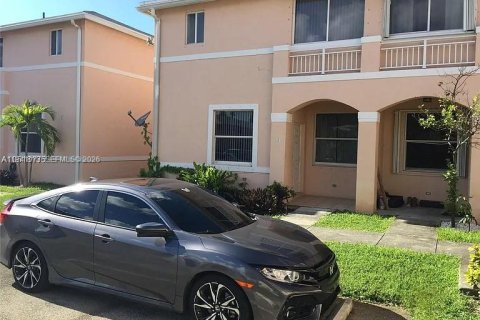 Touwnhouse à vendre à Miami, Floride: 2 chambres, 85.1 m2 № 2002336 - photo 2