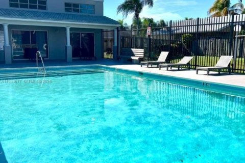 Touwnhouse à vendre à Miami, Floride: 2 chambres, 85.1 m2 № 2002336 - photo 7