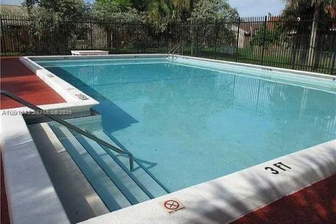 Touwnhouse à vendre à Miami, Floride: 2 chambres, 85.1 m2 № 2002336 - photo 4