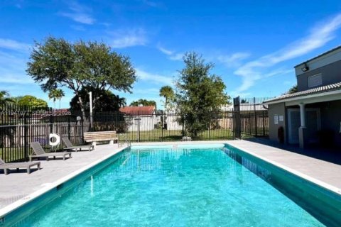 Touwnhouse à vendre à Miami, Floride: 2 chambres, 85.1 m2 № 2002336 - photo 6