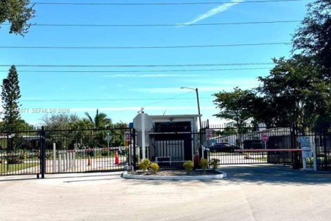 Touwnhouse à vendre à Miami, Floride: 2 chambres, 85.1 m2 № 2002336 - photo 5