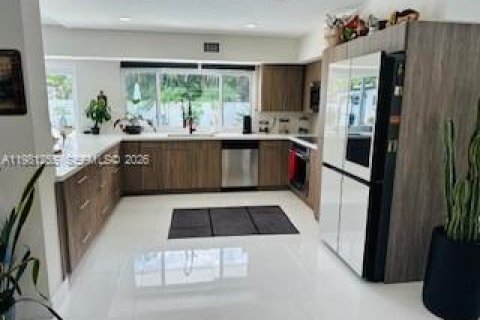 House in North Miami Beach, Florida 3 bedrooms, 248.51 sq.m. № 2044348 - photo 11