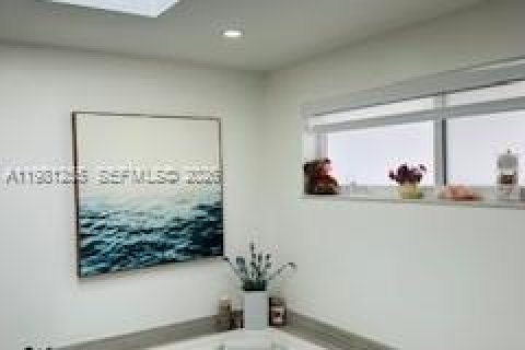House in North Miami Beach, Florida 3 bedrooms, 248.51 sq.m. № 2044348 - photo 24