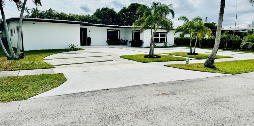 House in North Miami Beach, Florida 3 bedrooms, 248.51 sq.m. № 2044348