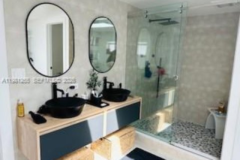 House in North Miami Beach, Florida 3 bedrooms, 248.51 sq.m. № 2044348 - photo 22