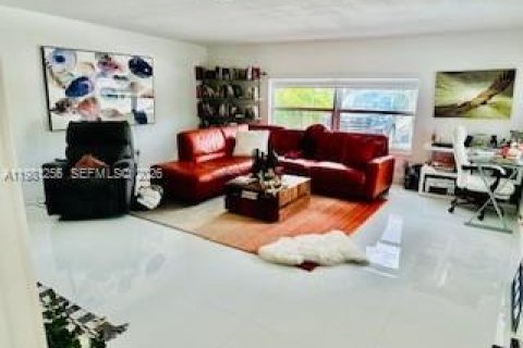 House in North Miami Beach, Florida 3 bedrooms, 248.51 sq.m. № 2044348 - photo 9