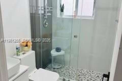House in North Miami Beach, Florida 3 bedrooms, 248.51 sq.m. № 2044348 - photo 15