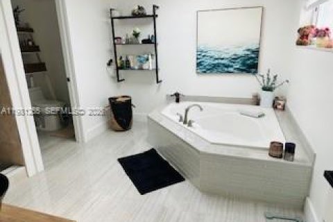 House in North Miami Beach, Florida 3 bedrooms, 248.51 sq.m. № 2044348 - photo 21