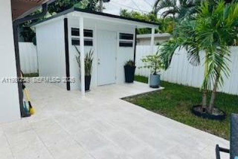 House in North Miami Beach, Florida 3 bedrooms, 248.51 sq.m. № 2044348 - photo 30