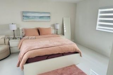 House in North Miami Beach, Florida 3 bedrooms, 248.51 sq.m. № 2044348 - photo 17