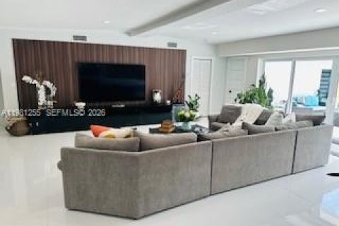 House in North Miami Beach, Florida 3 bedrooms, 248.51 sq.m. № 2044348 - photo 7