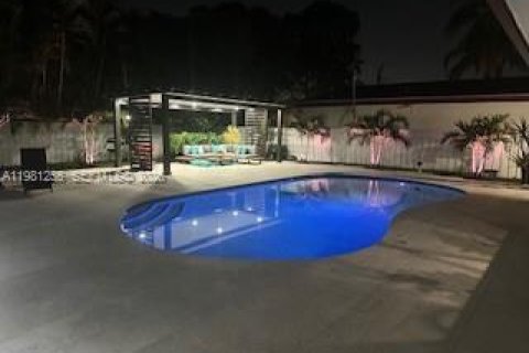 House in North Miami Beach, Florida 3 bedrooms, 248.51 sq.m. № 2044348 - photo 28