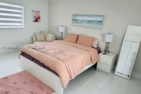 House in North Miami Beach, Florida 3 bedrooms, 248.51 sq.m. № 2044348 - photo 18