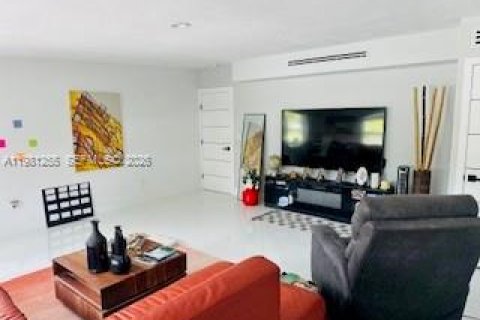 House in North Miami Beach, Florida 3 bedrooms, 248.51 sq.m. № 2044348 - photo 10