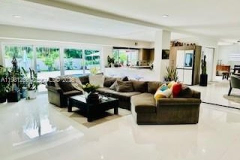 House in North Miami Beach, Florida 3 bedrooms, 248.51 sq.m. № 2044348 - photo 5