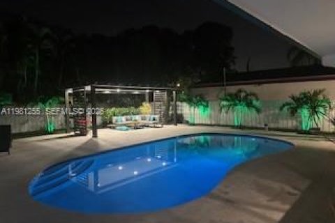 House in North Miami Beach, Florida 3 bedrooms, 248.51 sq.m. № 2044348 - photo 27