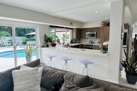 House in North Miami Beach, Florida 3 bedrooms, 248.51 sq.m. № 2044348 - photo 13