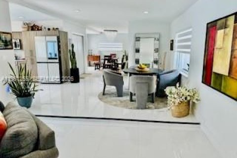 House in North Miami Beach, Florida 3 bedrooms, 248.51 sq.m. № 2044348 - photo 6