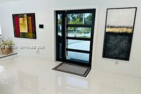 House in North Miami Beach, Florida 3 bedrooms, 248.51 sq.m. № 2044348 - photo 4