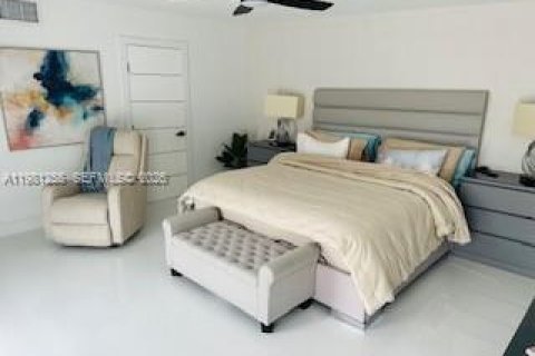 House in North Miami Beach, Florida 3 bedrooms, 248.51 sq.m. № 2044348 - photo 20