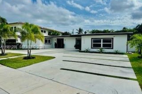 House in North Miami Beach, Florida 3 bedrooms, 248.51 sq.m. № 2044348 - photo 2