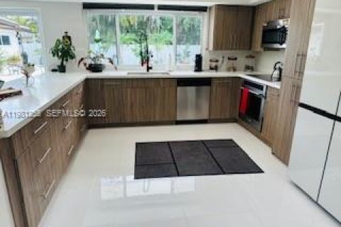 House in North Miami Beach, Florida 3 bedrooms, 248.51 sq.m. № 2044348 - photo 12
