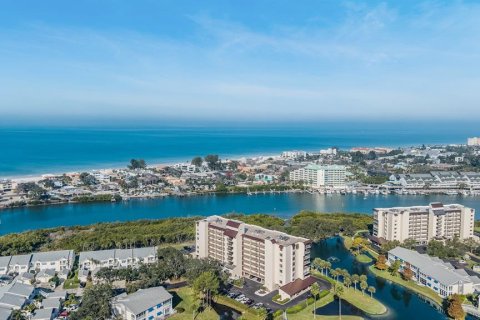 Condo in Largo, Florida, 2 bedrooms № 2136577