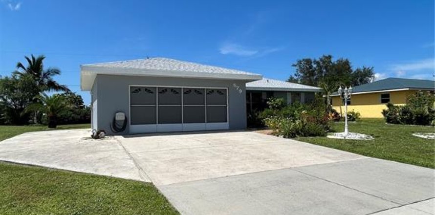 House in Port Charlotte, Florida 2 bedrooms, 120.12 sq.m. № 1888578