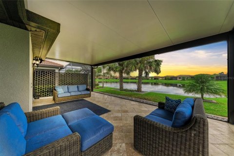 House in Bradenton, Florida 2 bedrooms, 146.97 sq.m. № 1913272 - photo 2