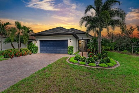 House in Bradenton, Florida 2 bedrooms, 146.97 sq.m. № 1913272 - photo 1