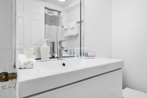 Condominio en venta en Miami Beach, Florida, 7 dormitorios, 537.9 m2 № 1865500 - foto 20