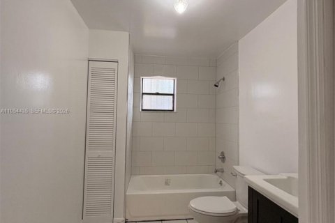 Casa en alquiler en Miami, Florida, 3 dormitorios, 147.53 m2 № 2010878 - foto 13