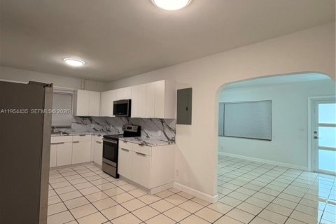 Villa ou maison à louer à Miami, Floride: 3 chambres, 147.53 m2 № 2010878 - photo 3