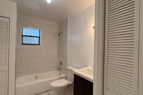 Villa ou maison à louer à Miami, Floride: 3 chambres, 147.53 m2 № 2010878 - photo 10