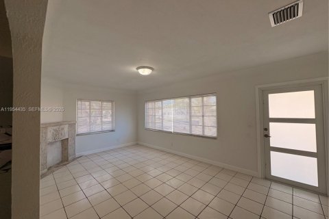 Villa ou maison à louer à Miami, Floride: 3 chambres, 147.53 m2 № 2010878 - photo 2