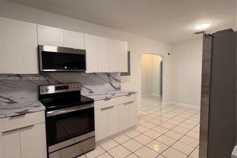 Villa ou maison à louer à Miami, Floride: 3 chambres, 147.53 m2 № 2010878 - photo 5