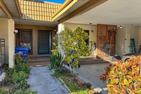 House in New Port Richey, Florida 2 bedrooms, 90.3 sq.m. № 1514985 - photo 1