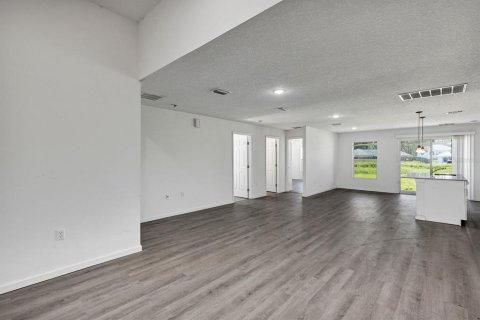 Villa ou maison à louer à Palm Bay, Floride: 4 chambres, 158.86 m2 № 2413731 - photo 2