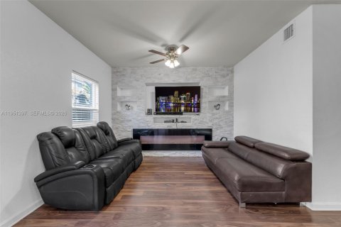 Touwnhouse à vendre à Cutler Bay, Floride: 3 chambres, 162.3 m2 № 2089327 - photo 4
