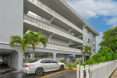 Condo in Hollywood, Florida, 1 bedroom  № 1937851 - photo 1