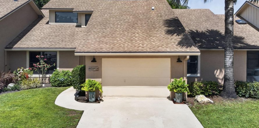 Townhouse in Wellington, Florida 3 bedrooms, 159.79 sq.m. № 2083574